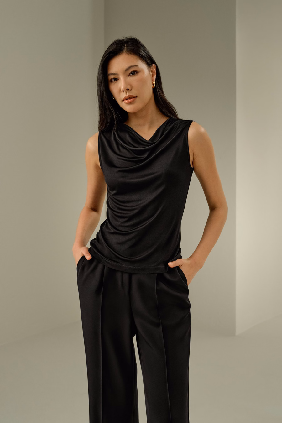 Top senza maniche con collo a cowl in Seta Jersey