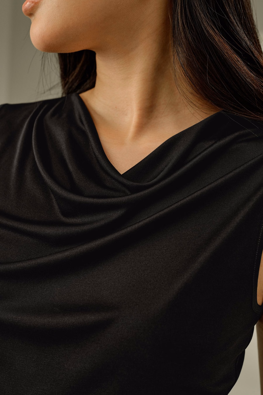 Top senza maniche con collo a cowl in Seta Jersey