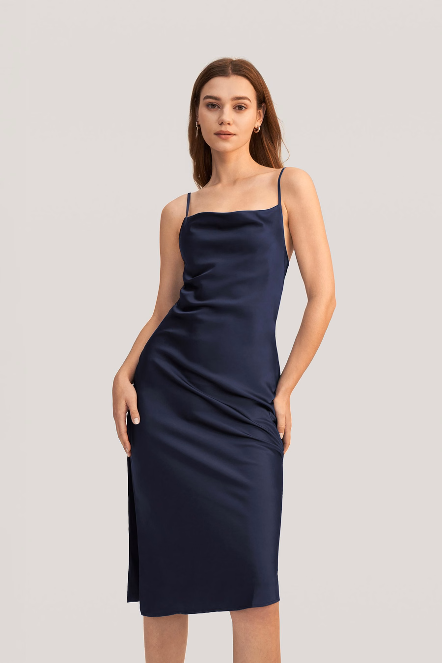 Abito in seta con collo a cowl elegante e seducente