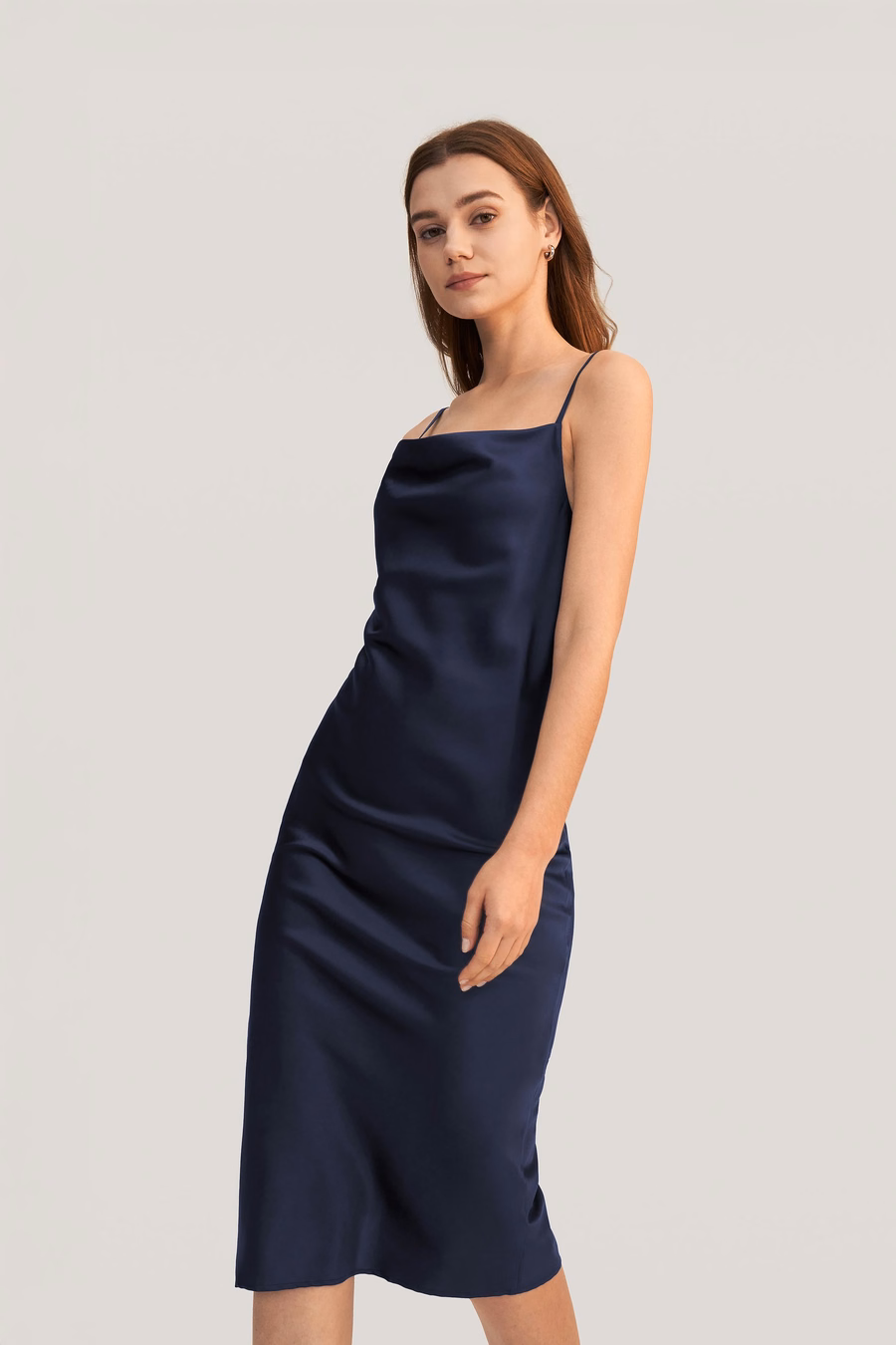 Abito in seta con collo a cowl elegante e seducente