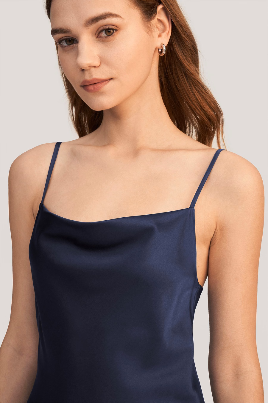 Abito in seta con collo a cowl elegante e seducente