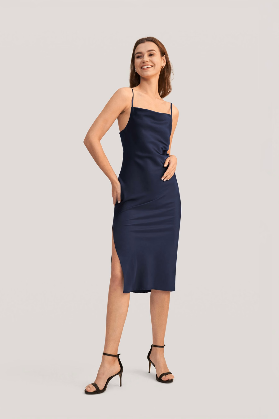 Abito in seta con collo a cowl elegante e seducente