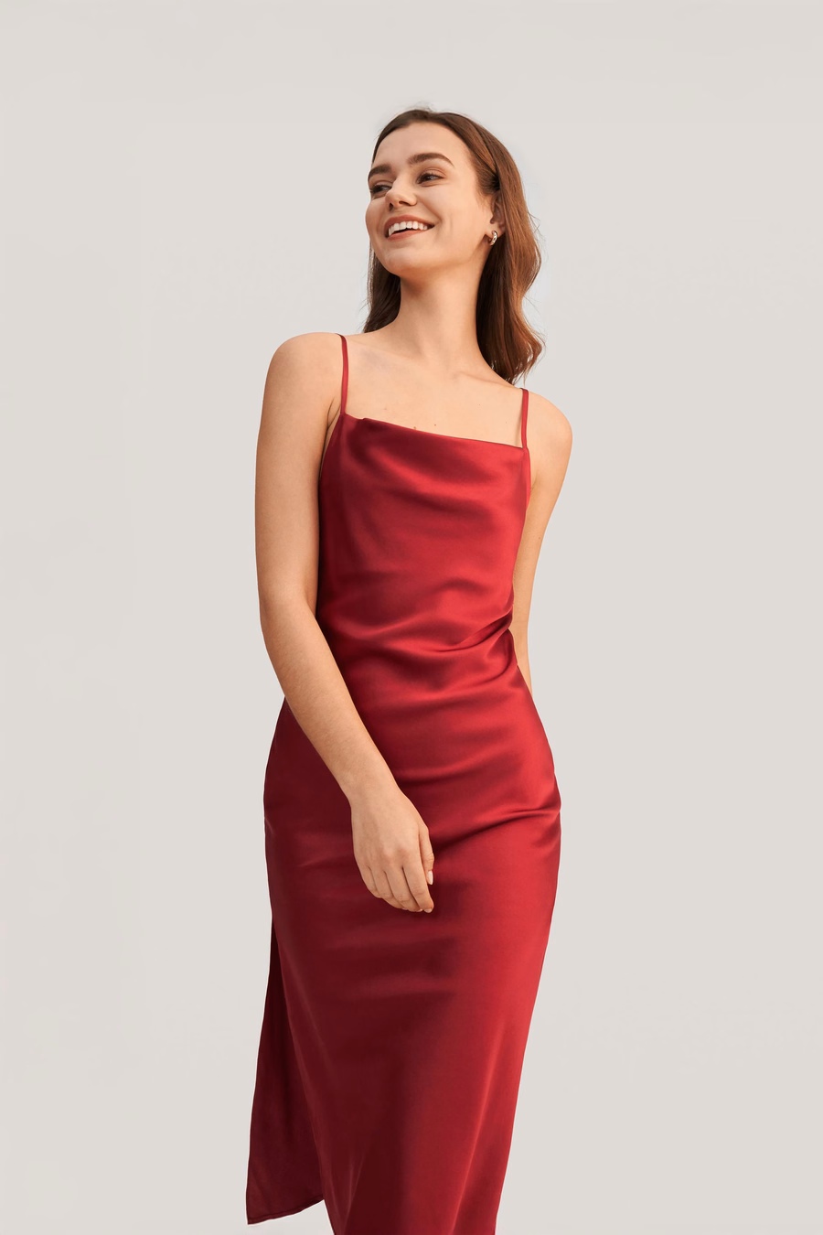 Abito in seta con collo a cowl elegante e seducente
