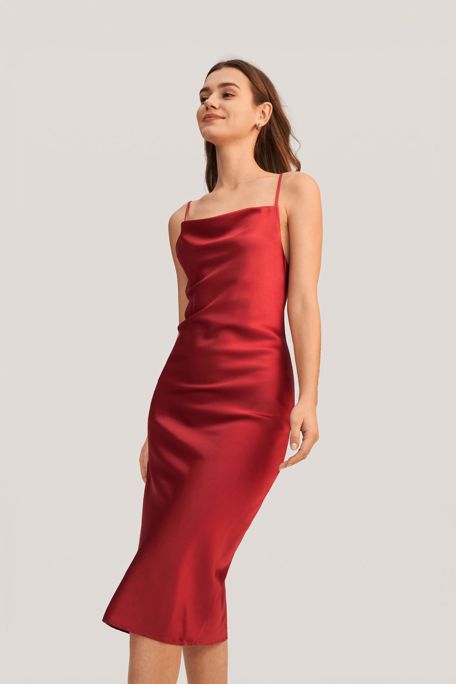 Abito in seta con collo a cowl elegante e seducente