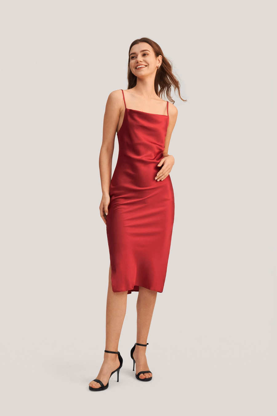 Abito in seta con collo a cowl elegante e seducente