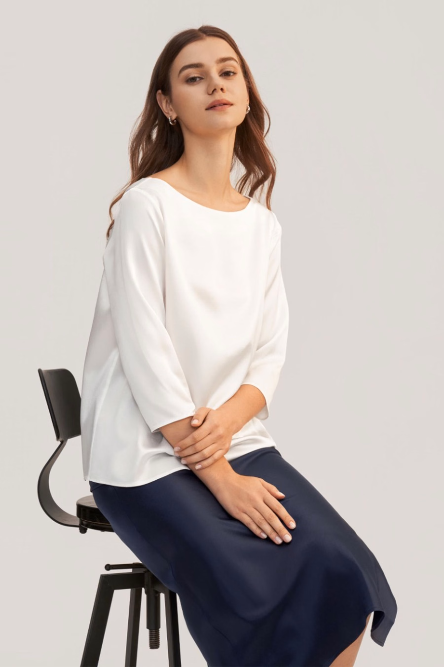 Blusa in seta con collo a barca e maniche 3/4