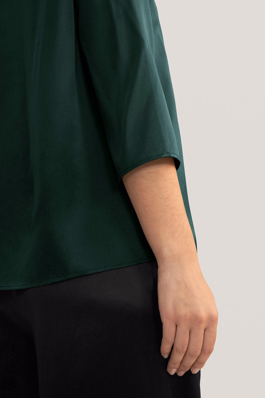 Blusa in seta con collo a barca e maniche 3/4