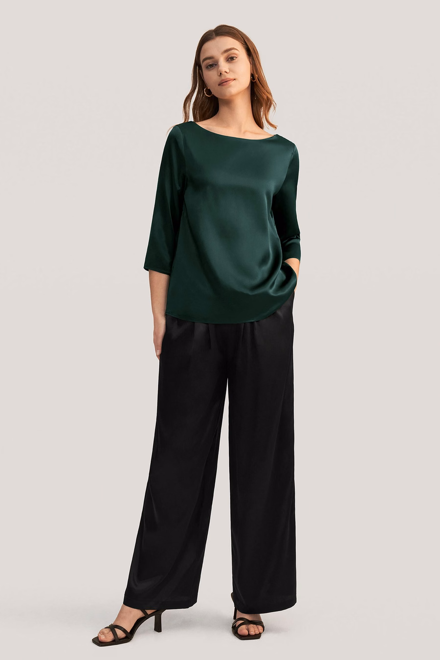 Blusa in seta con collo a barca e maniche 3/4