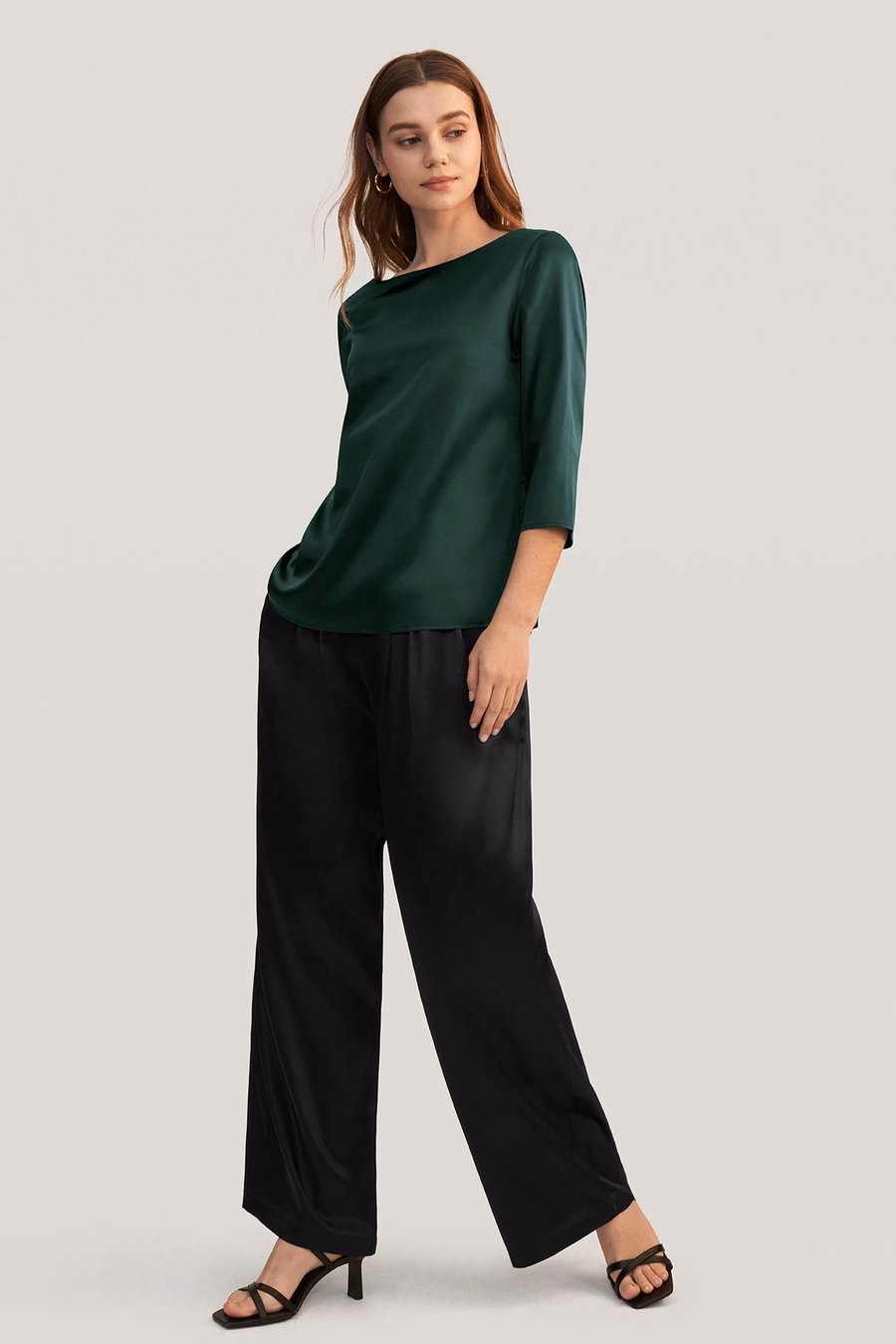 Blusa in seta con collo a barca e maniche 3/4