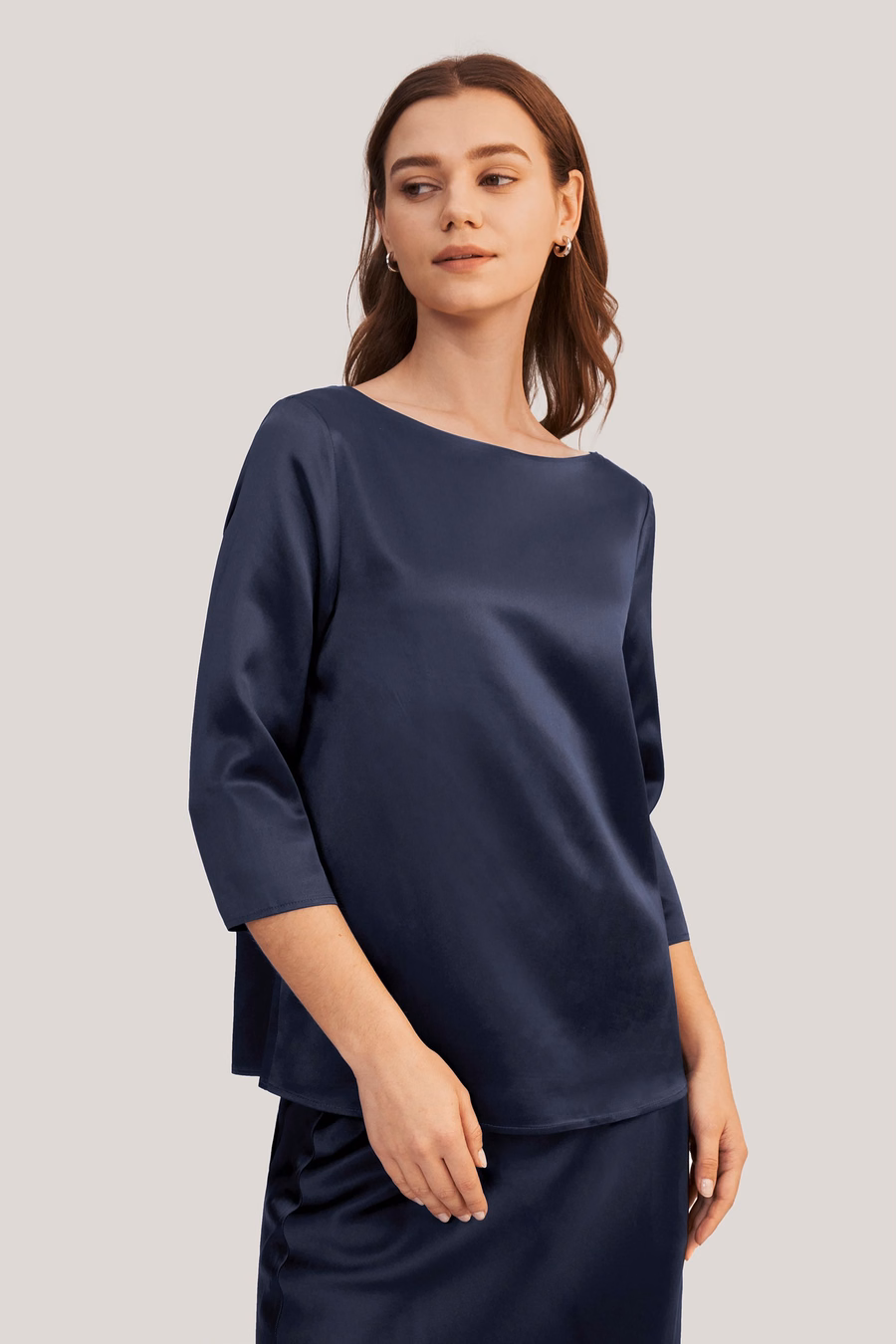 Blusa in seta con collo a barca e maniche 3/4