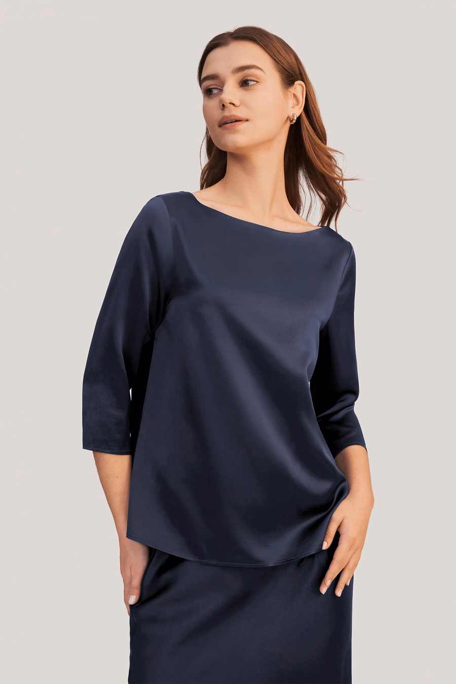 Blusa in seta con collo a barca e maniche 3/4