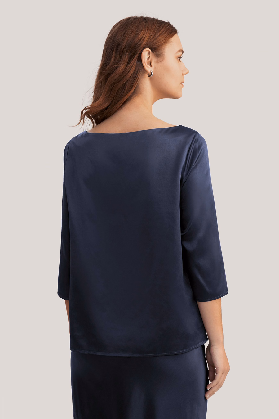 Blusa in seta con collo a barca e maniche 3/4