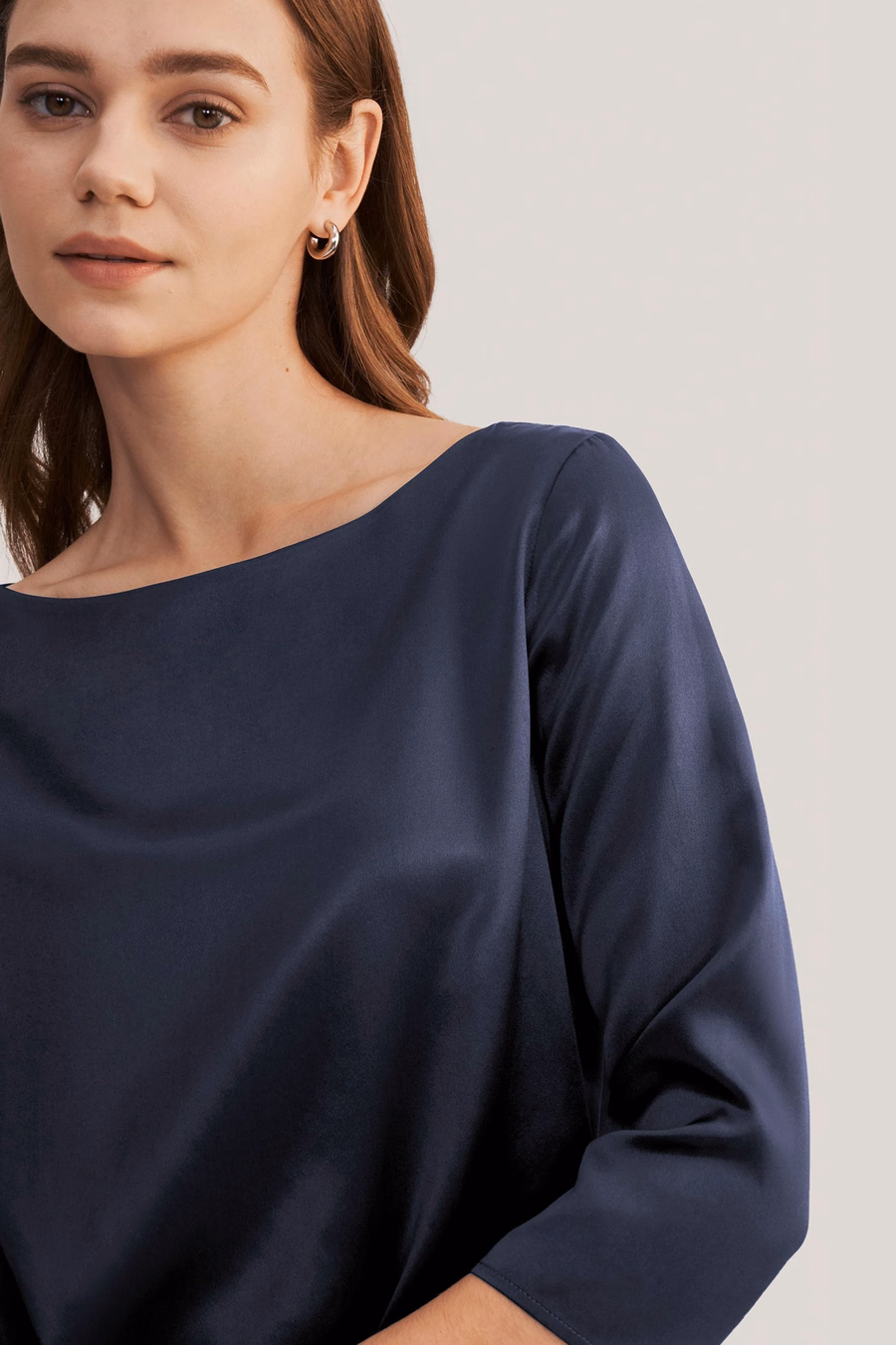 Blusa in seta con collo a barca e maniche 3/4