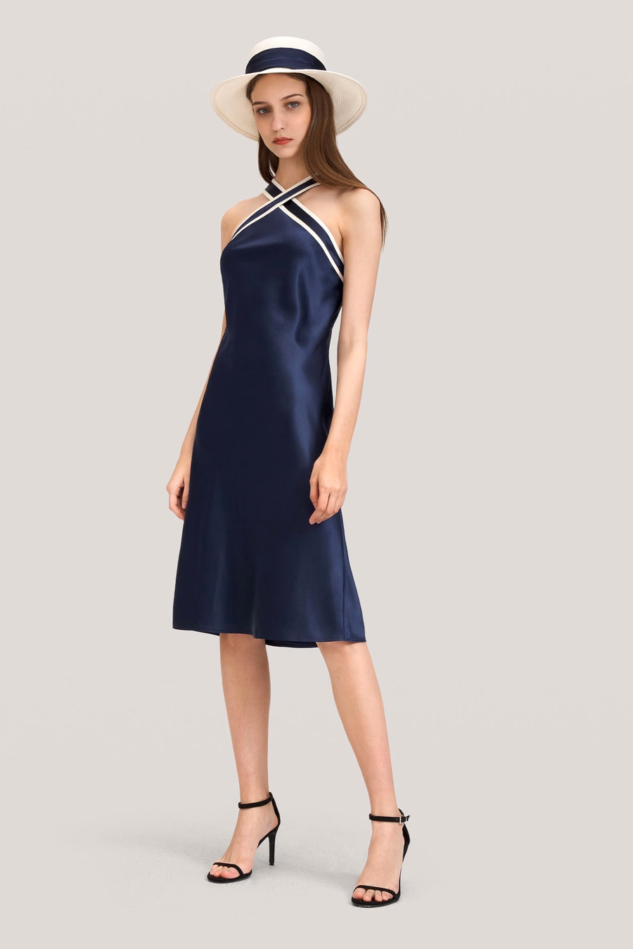 Abito Halter-Neck in Seta Lucida Camelia
