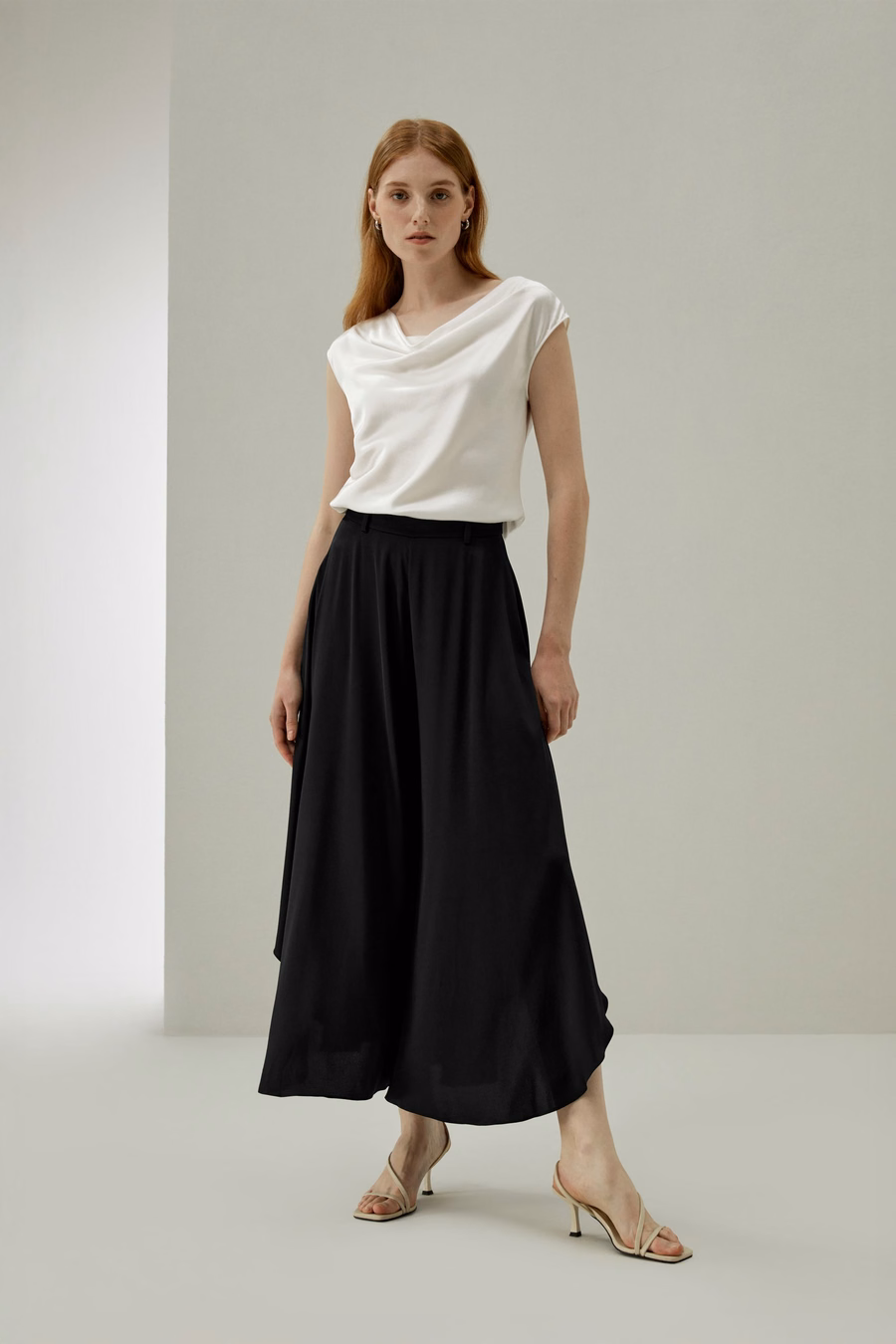 Pantaloni in seta a gamba larga