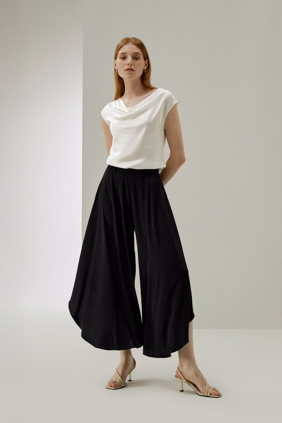 Pantaloni in seta a gamba larga
