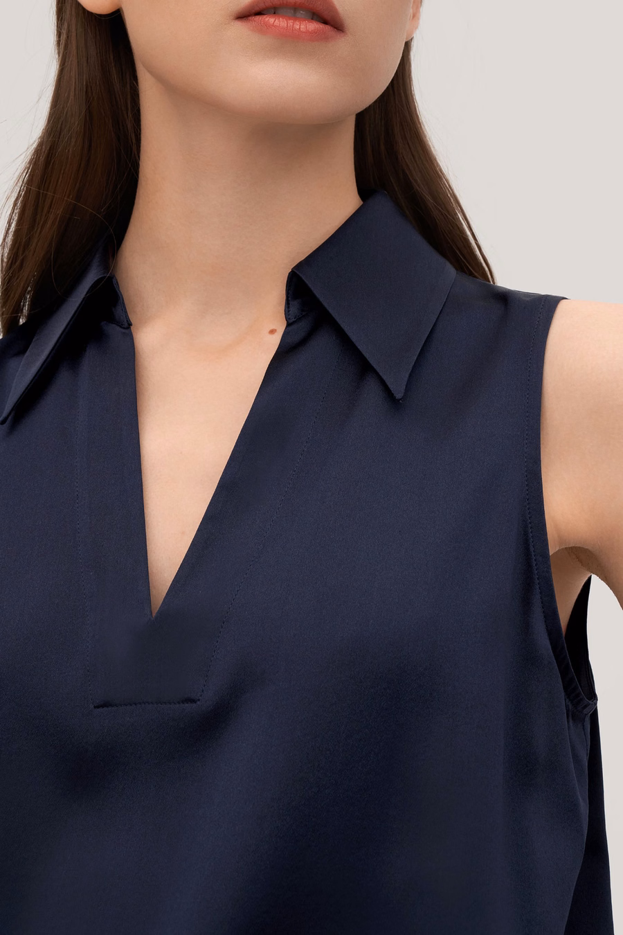 Camicia Viola in Seta Senza Maniche a V per Donna