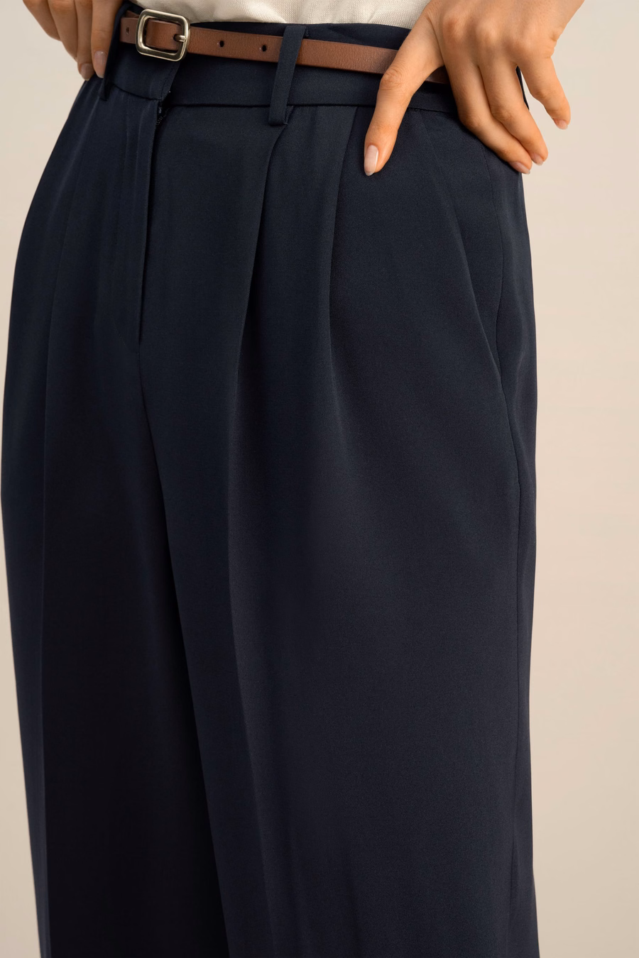 Pantaloni in seta densi a vita alta e a pieghe senza tempo