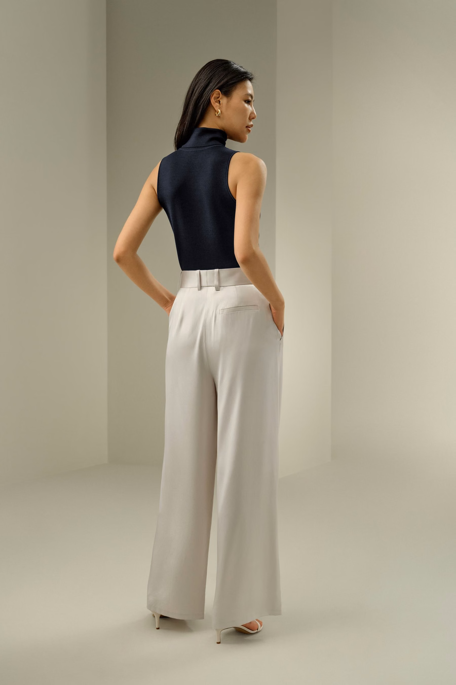 Pantaloni in seta densa a vita alta e gamba larga
