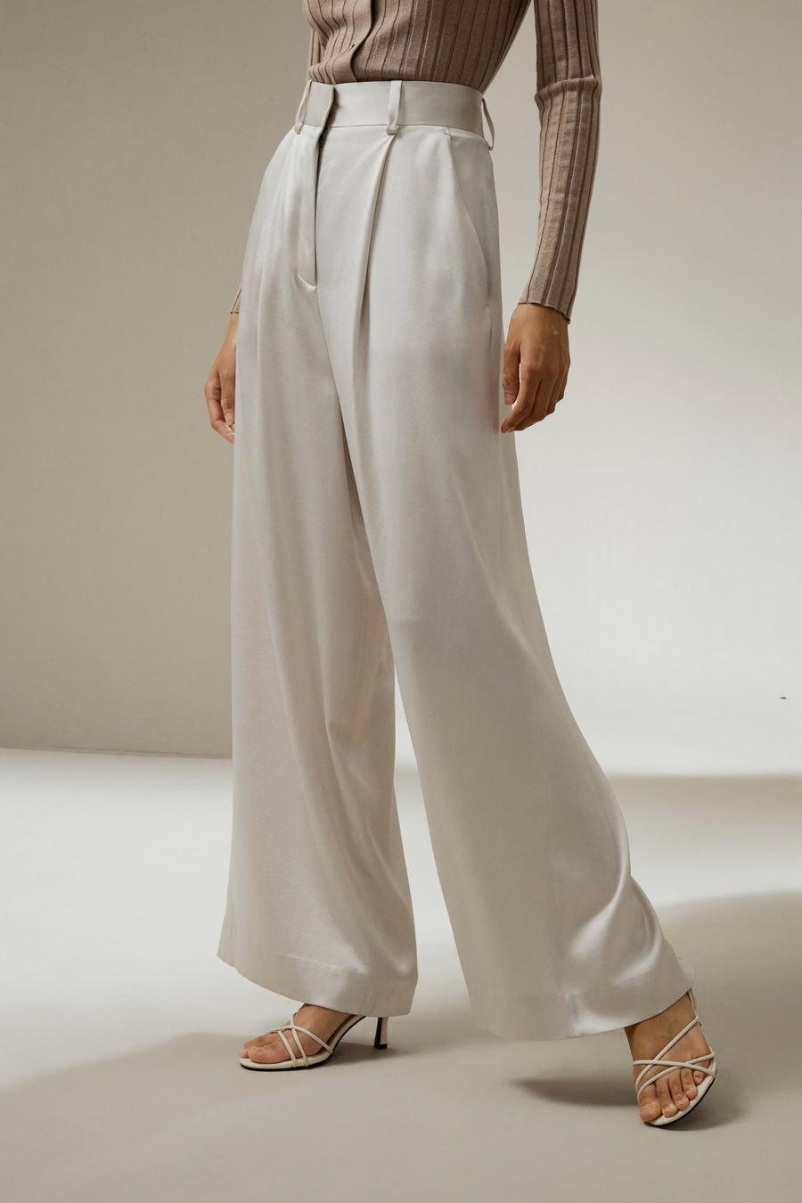 Pantaloni in seta densa a vita alta e gamba larga