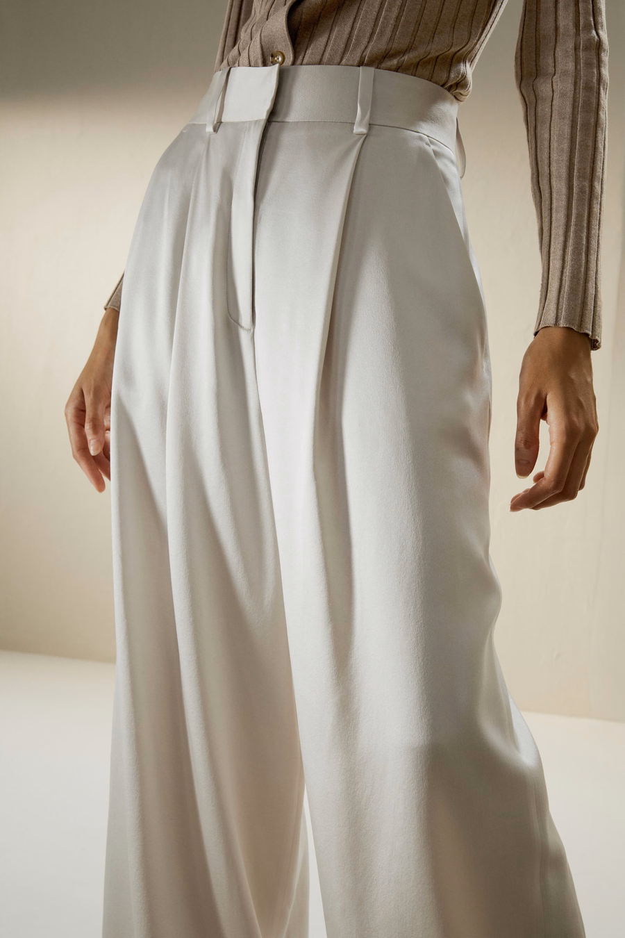 Pantaloni in seta densa a vita alta e gamba larga
