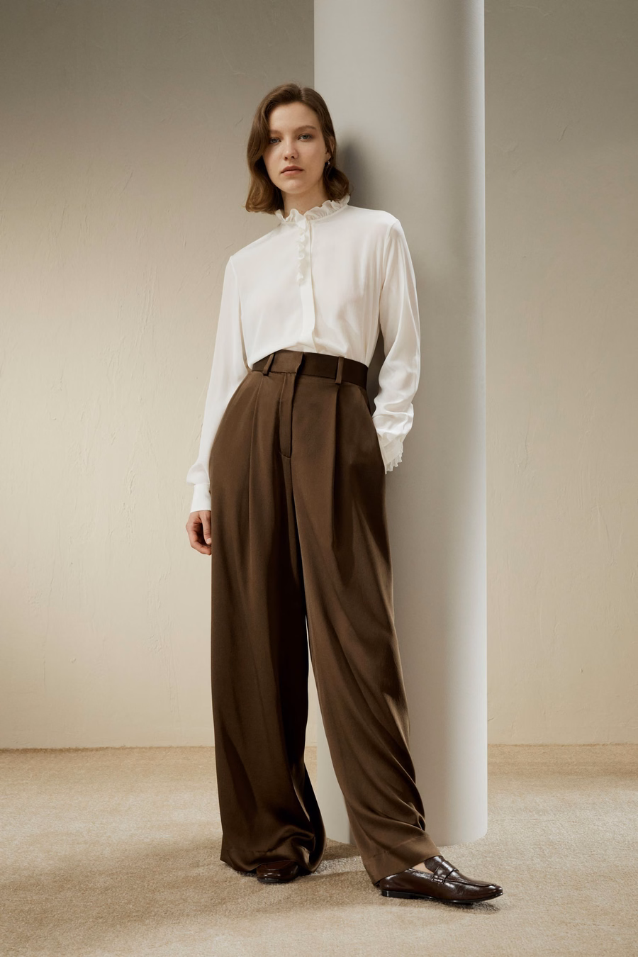 Pantaloni in seta densa a vita alta e gamba larga