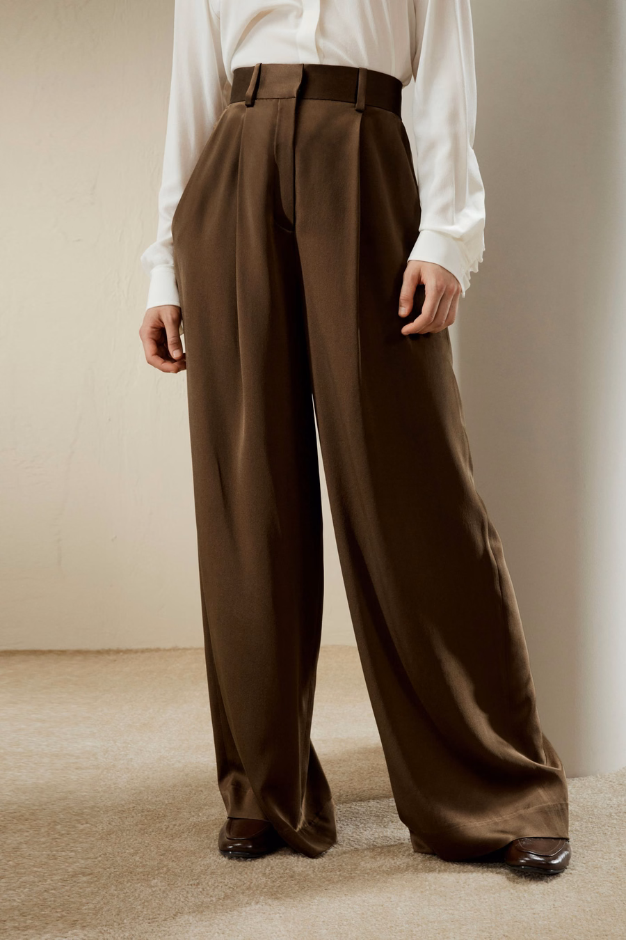 Pantaloni in seta densa a vita alta e gamba larga