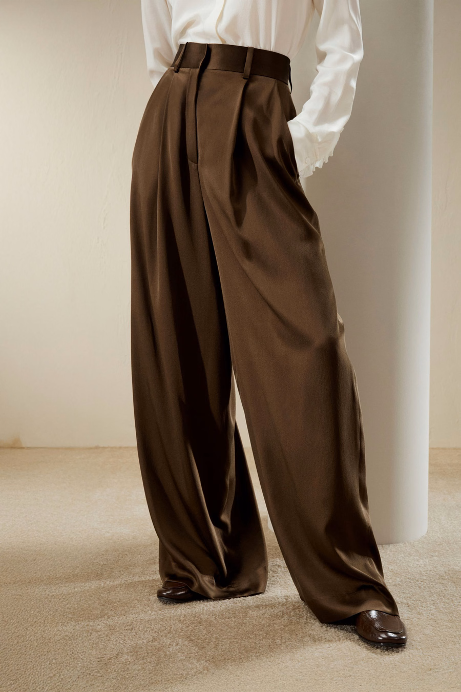 Pantaloni in seta densa a vita alta e gamba larga