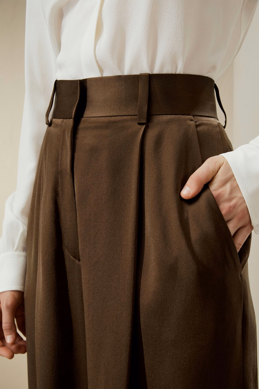 Pantaloni in seta densa a vita alta e gamba larga