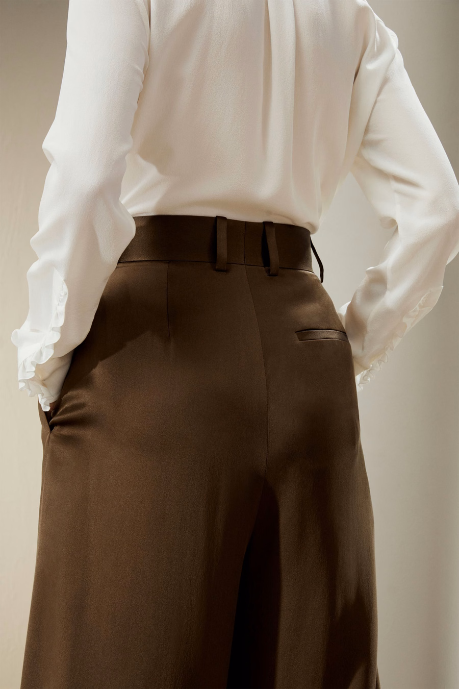 Pantaloni in seta densa a vita alta e gamba larga