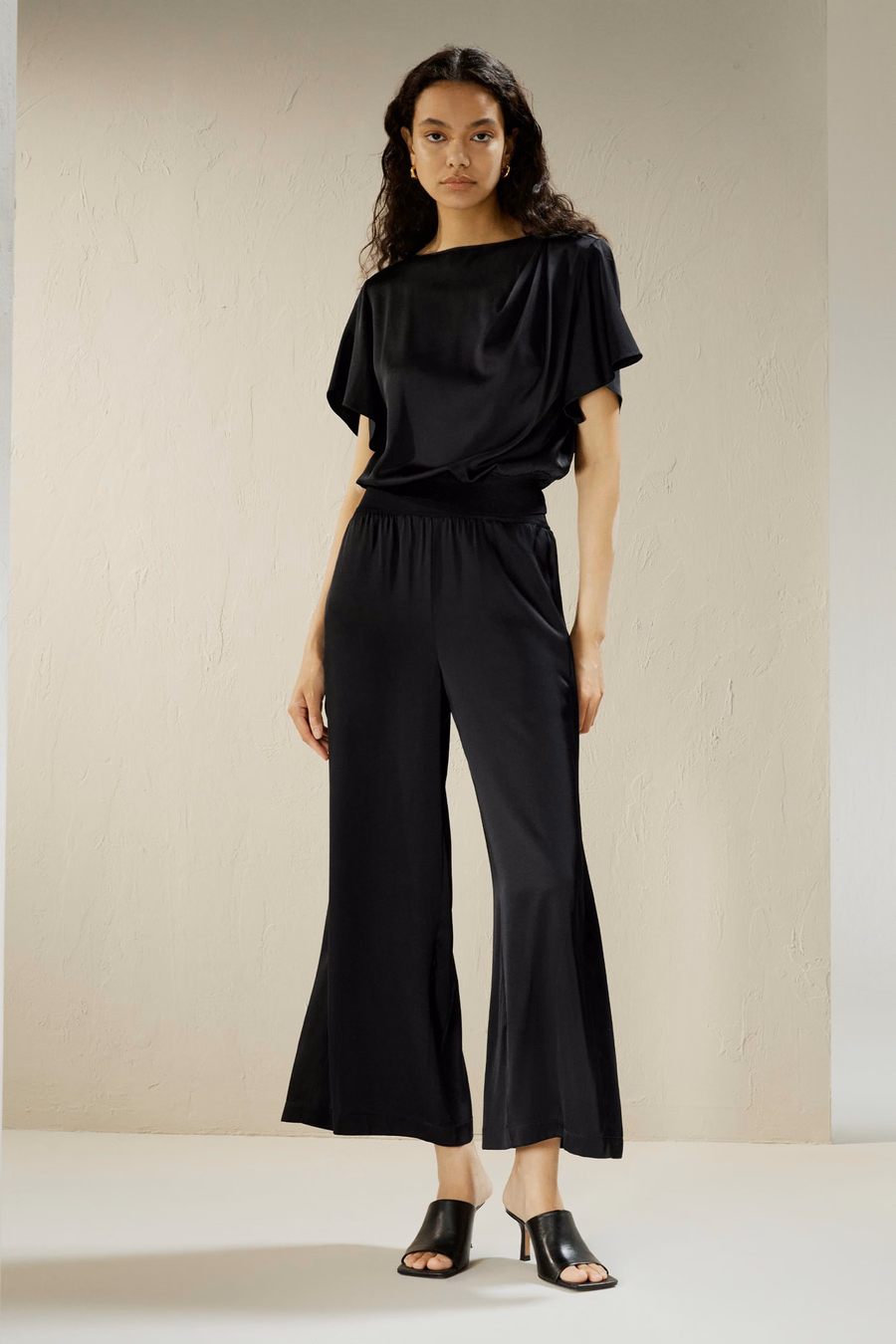 Pantaloni in seta cropped a gamba larga