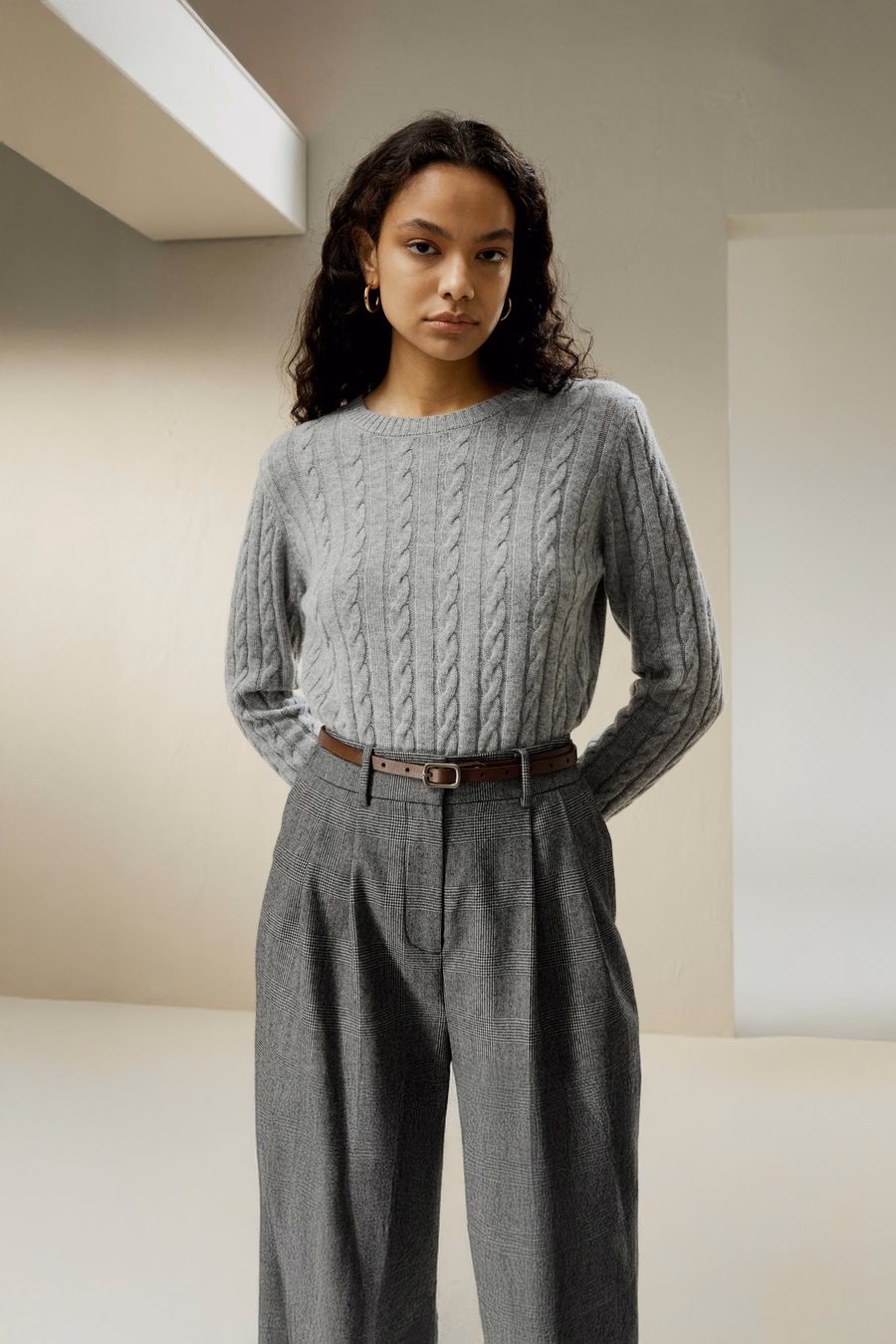 Maglione classico a trecce con bordi a coste