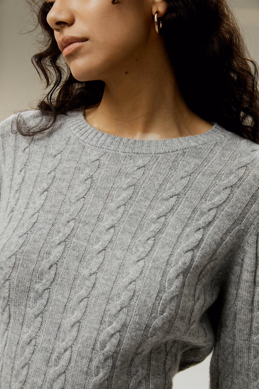Maglione classico a trecce con bordi a coste