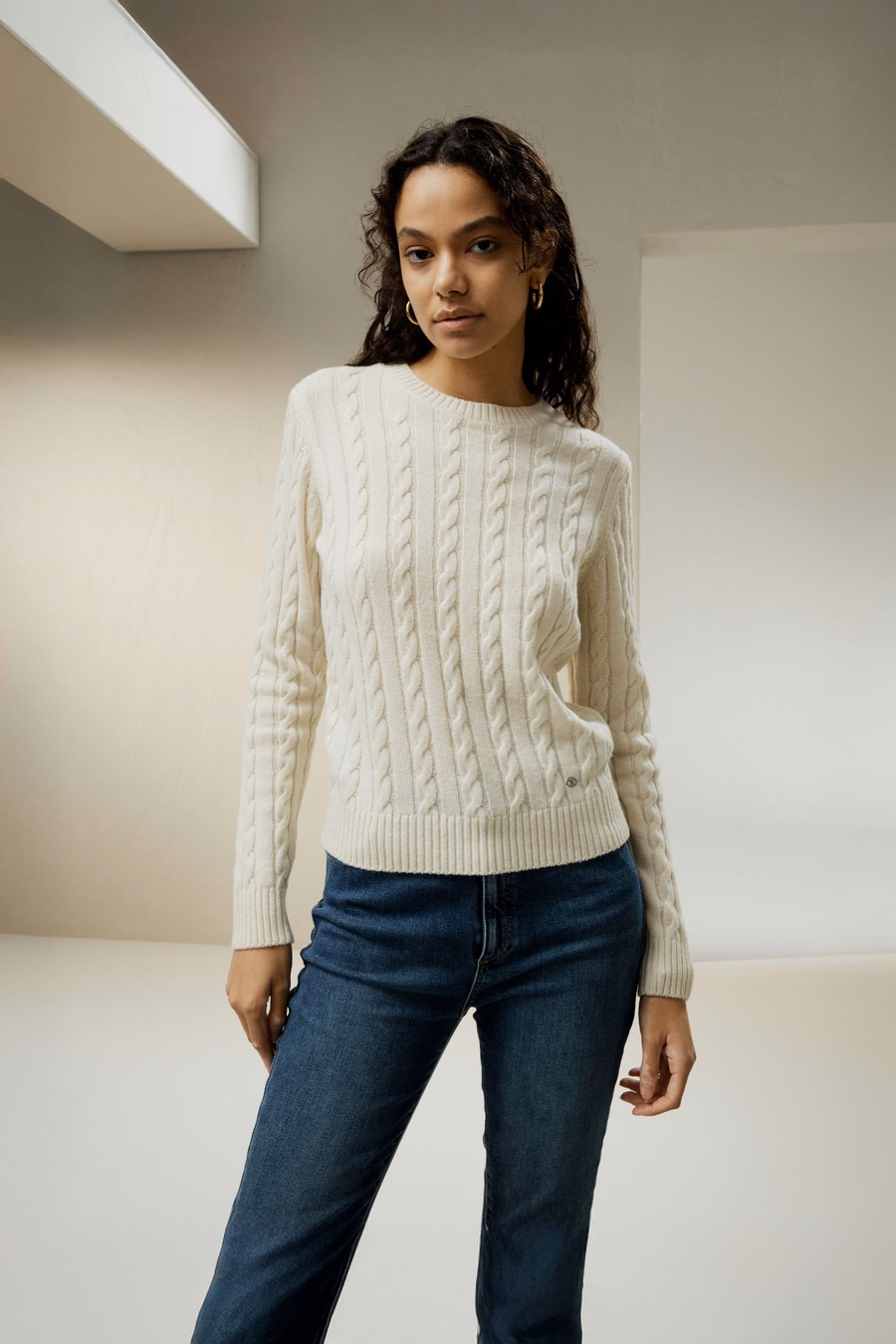Maglione classico a trecce con bordi a coste