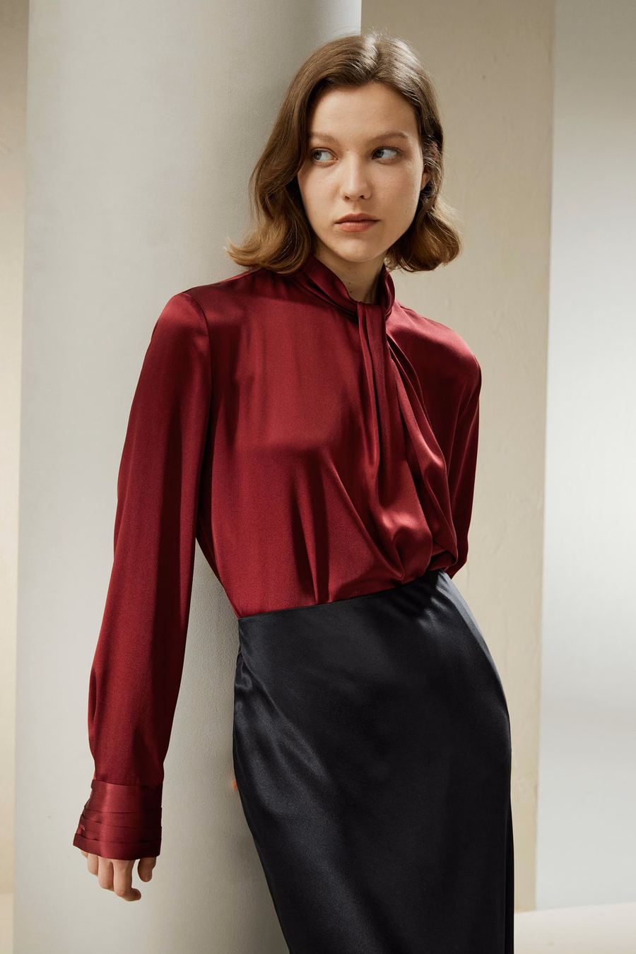 Camicia con pieghe decorate asimmetriche
