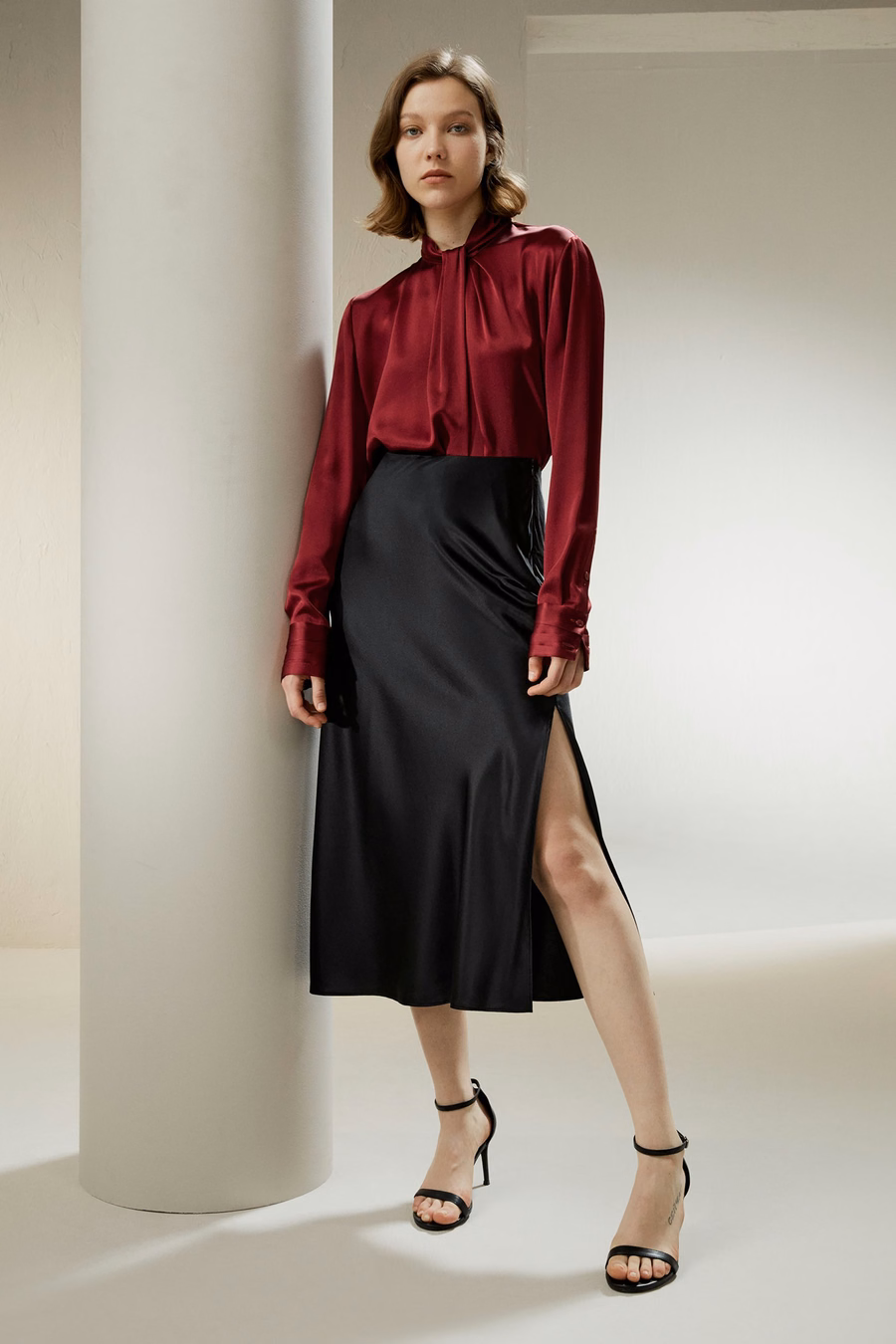 Camicia con pieghe decorate asimmetriche