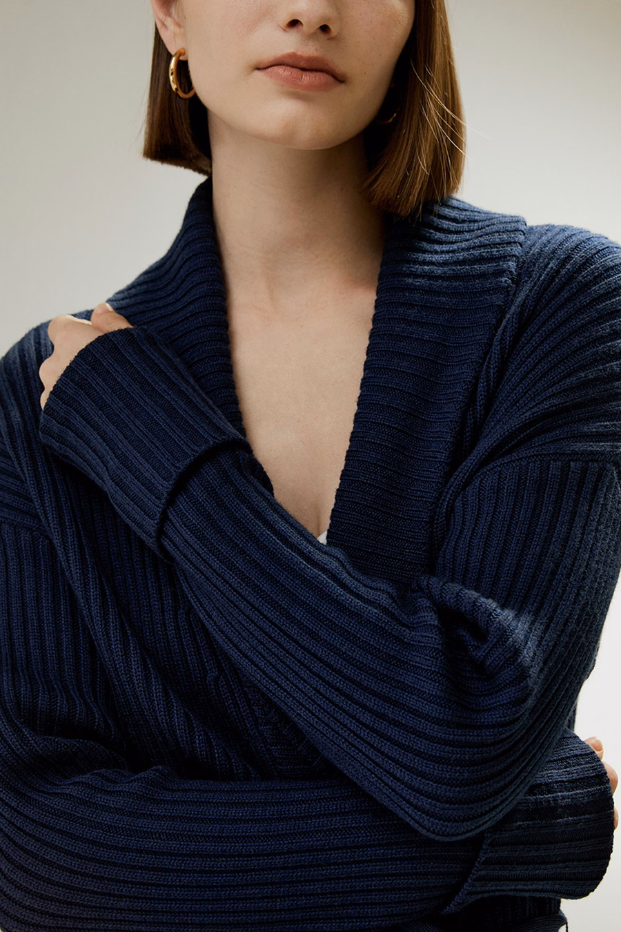 Cardigan con colletto a scialle in lana merino