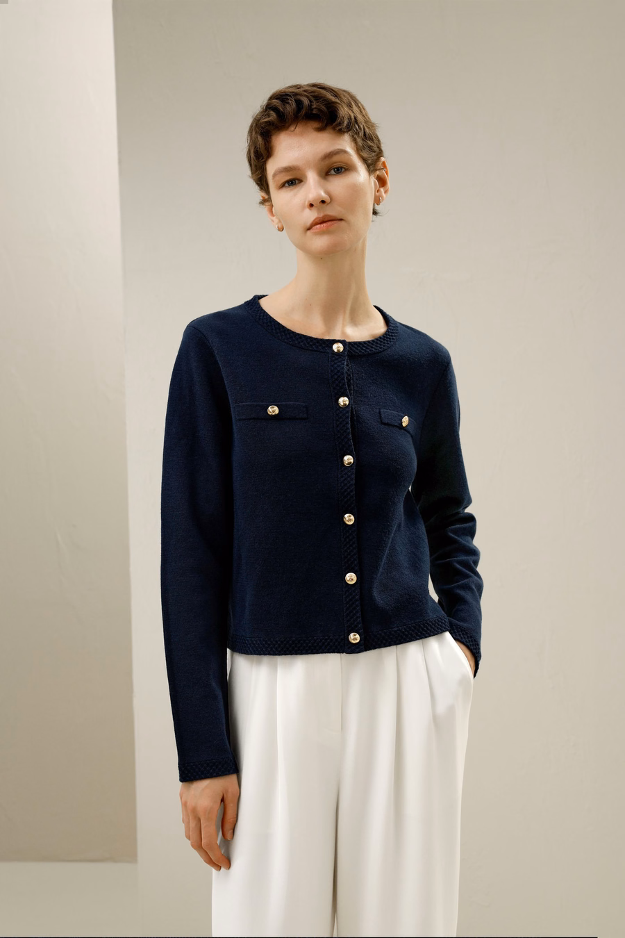 Cardigan con Bottoni Dorati in Lana Merino
