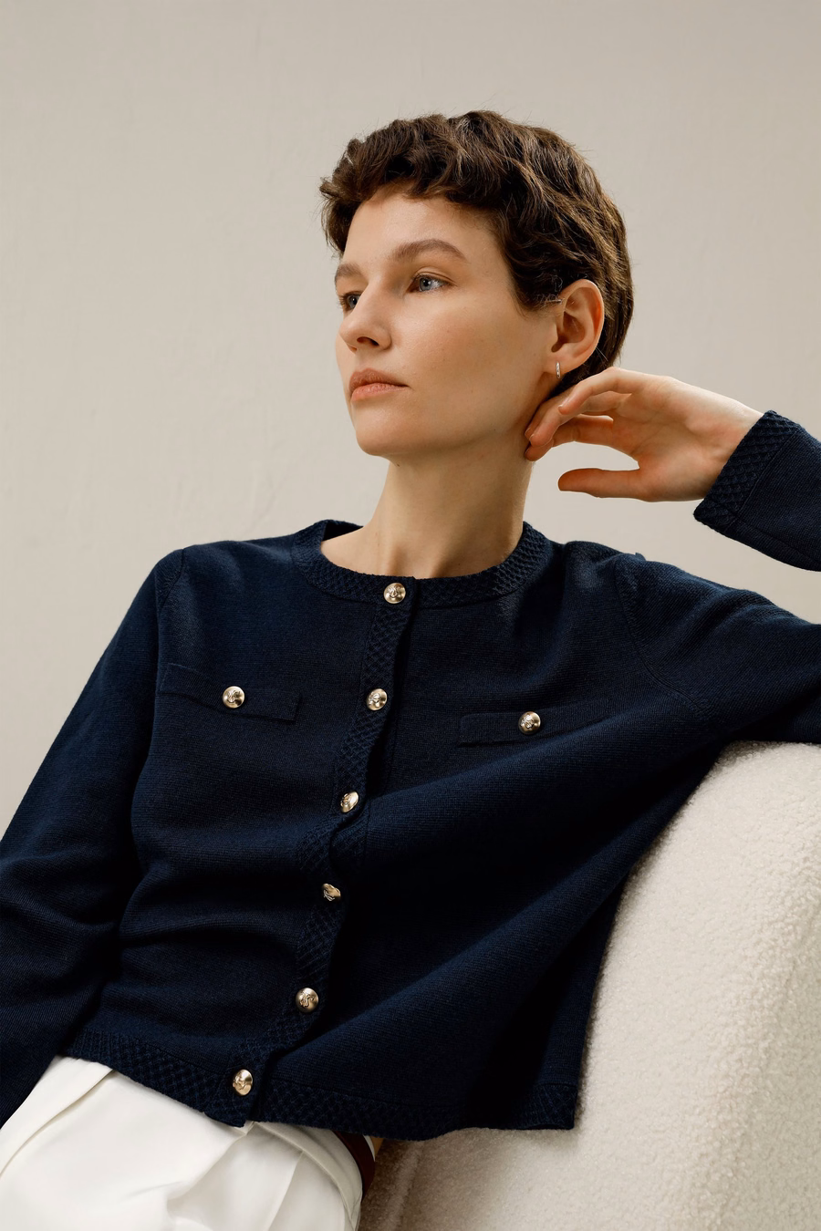 Cardigan con Bottoni Dorati in Lana Merino