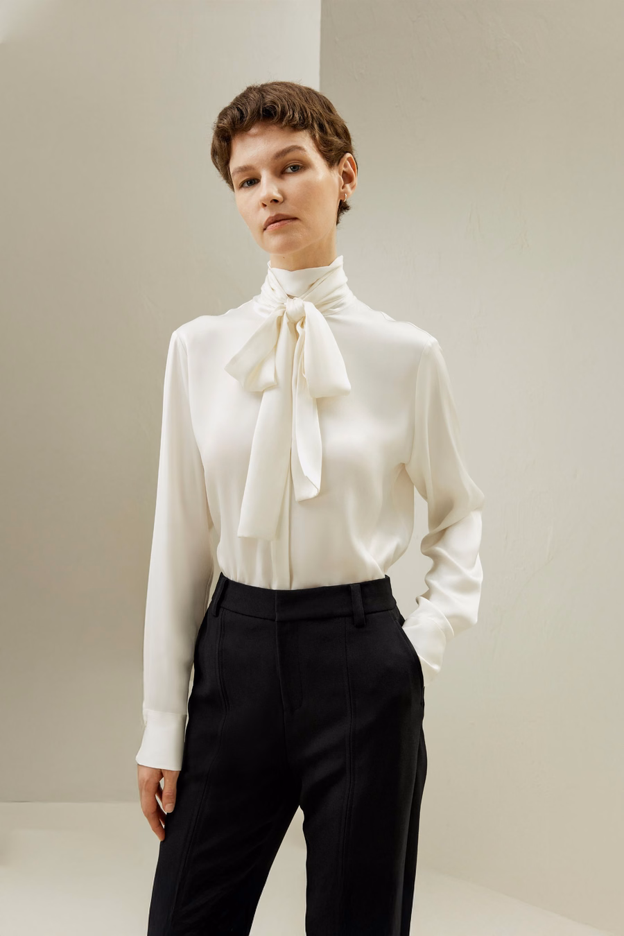 Blusa con Collo Alto in Seta e Nastro