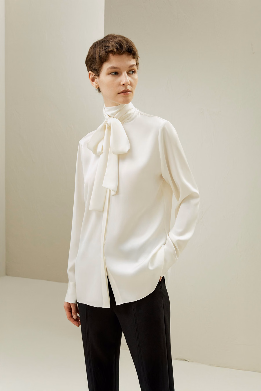 Blusa con Collo Alto in Seta e Nastro