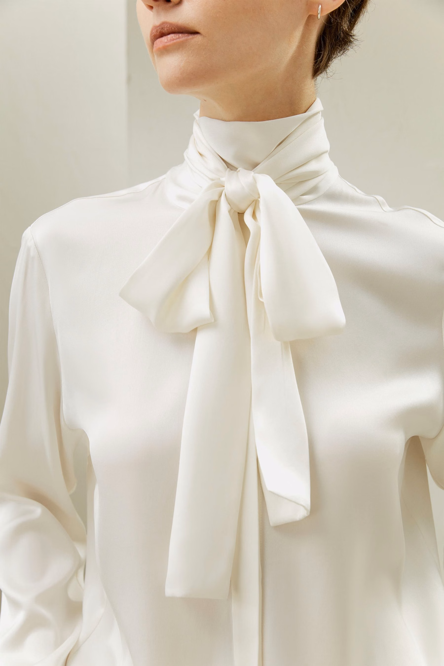 Blusa con Collo Alto in Seta e Nastro