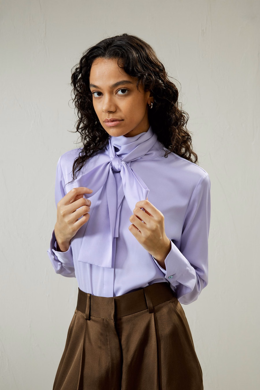 Blusa con Collo Alto in Seta e Nastro