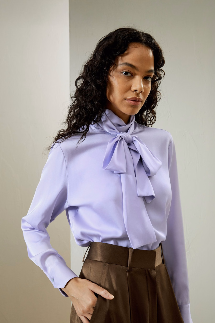 Blusa con Collo Alto in Seta e Nastro