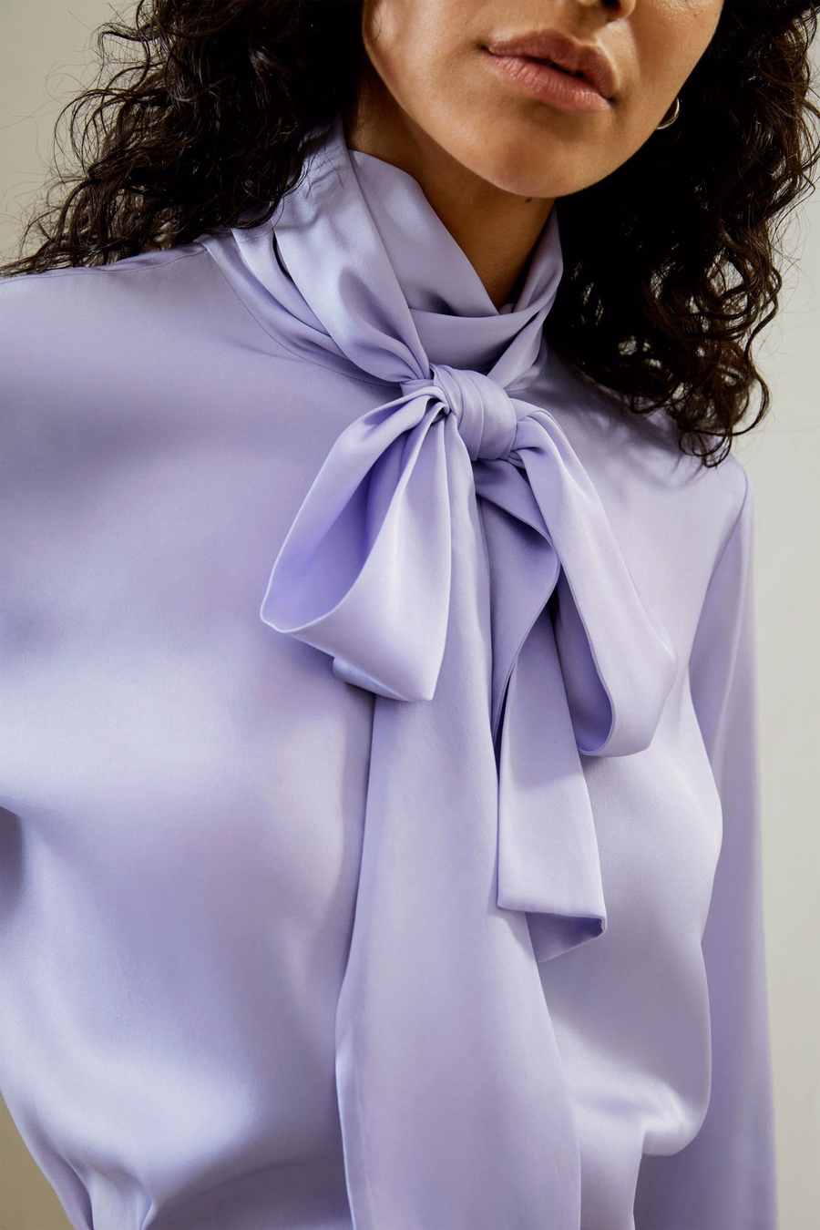 Blusa con Collo Alto in Seta e Nastro