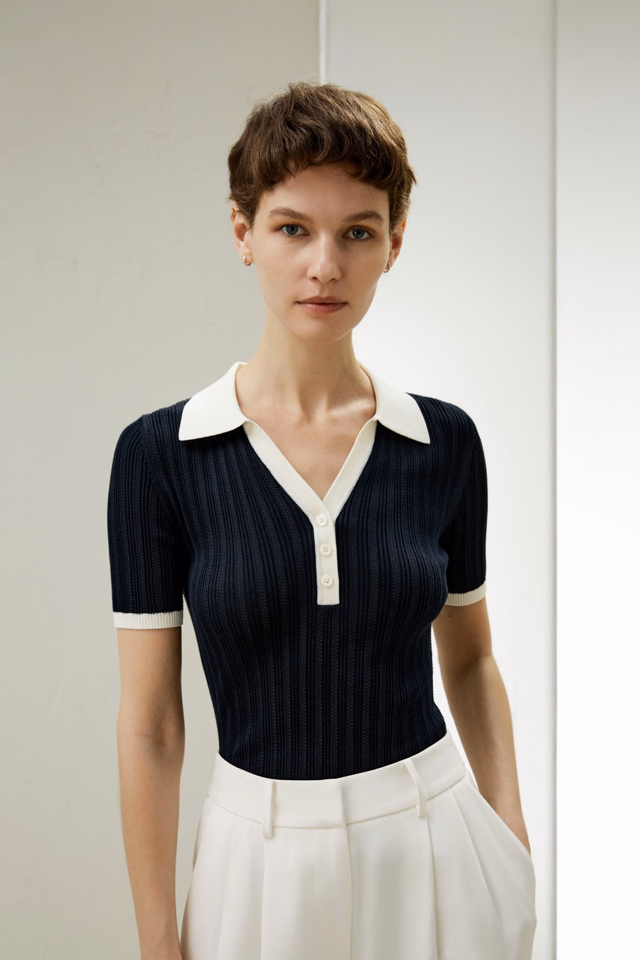 Top in maglia di seta a costine con scollatura a V