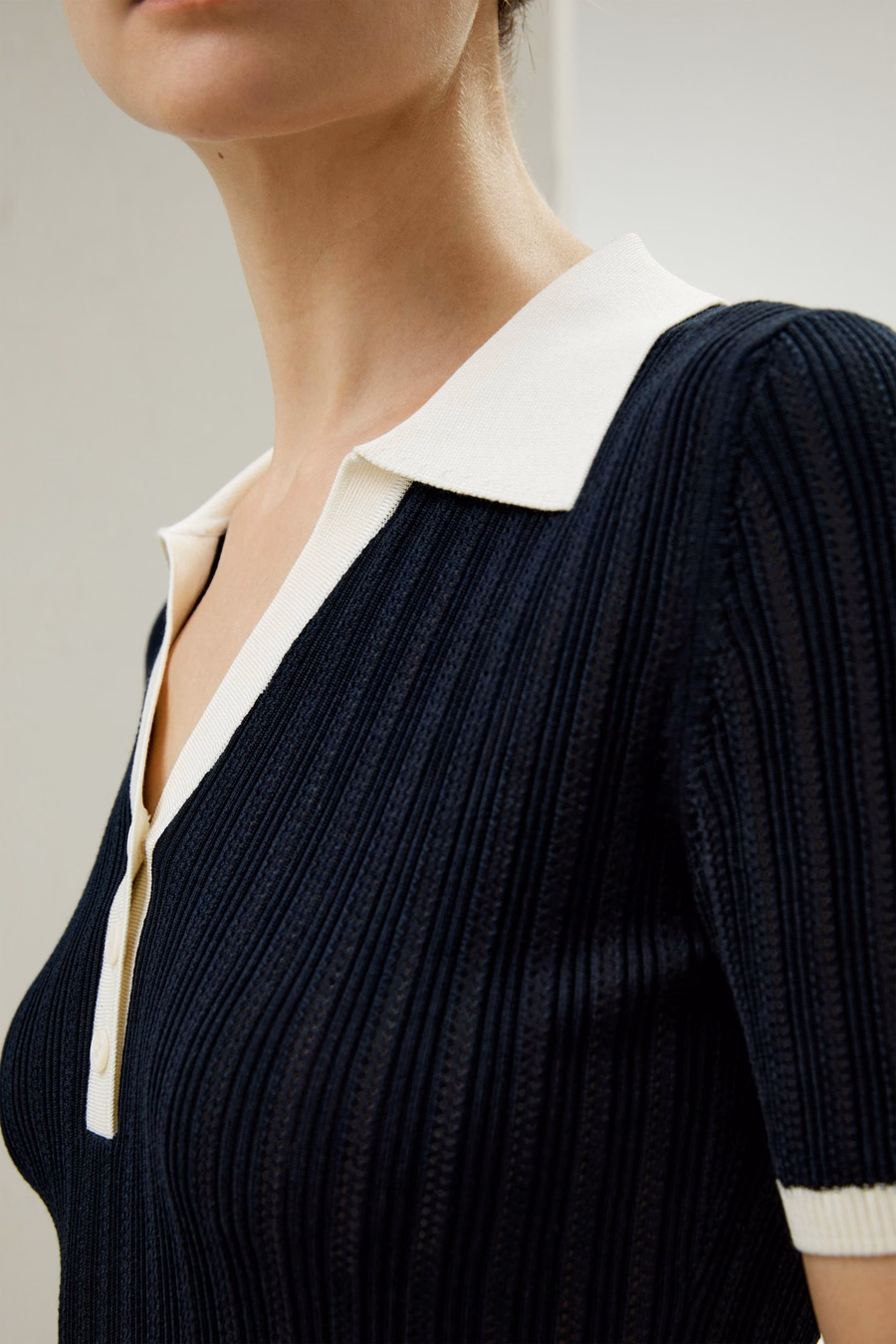 Top in maglia di seta a costine con scollatura a V