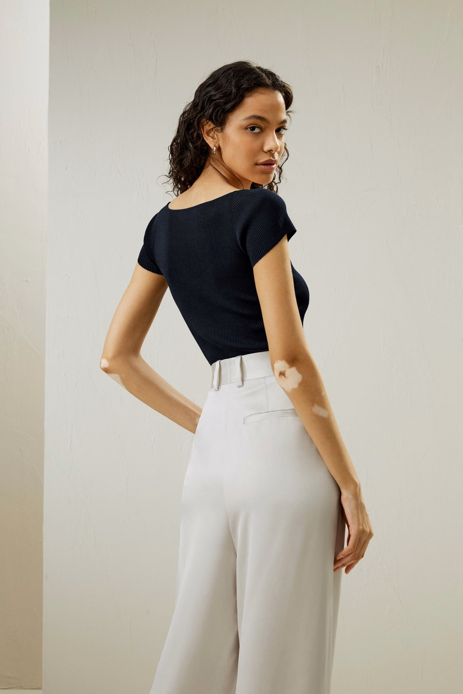Top in maglia di seta a costine con scollatura a cuore