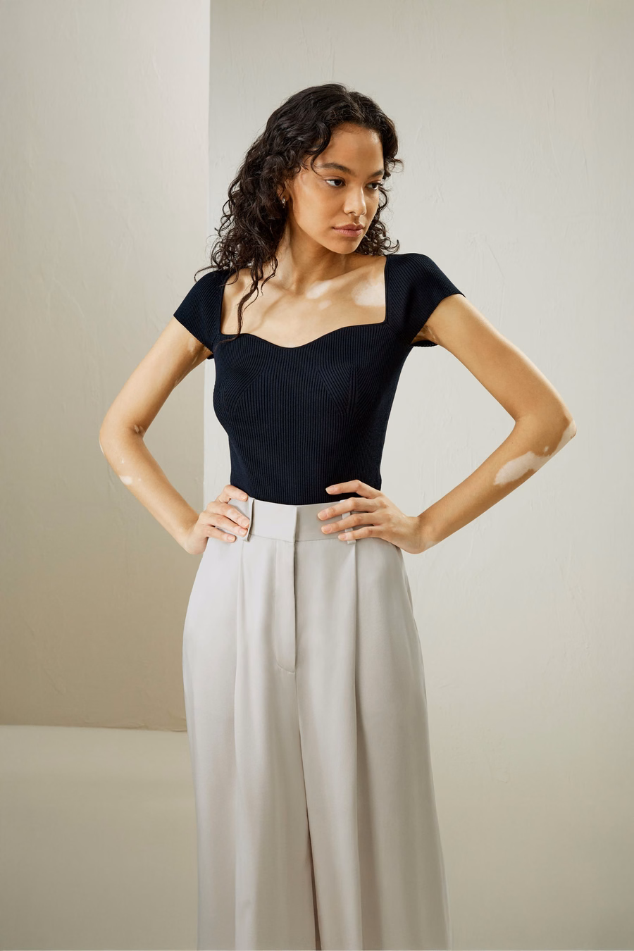 Top in maglia di seta a costine con scollatura a cuore