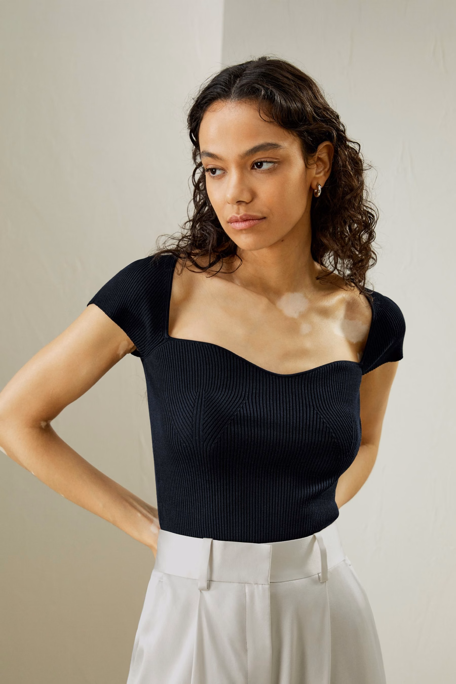 Top in maglia di seta a costine con scollatura a cuore